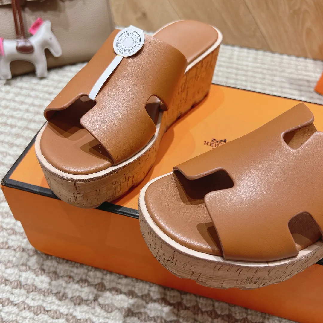 👟👟Ex-factory price 540👟👟 High version of the 2024 spring and summer new HERMES Hermès counter new style. The wedge-heeled Erjiu sandals and slippers, which have been extremely popular recently, are paired with various colorful socks. They are very trendy. Upper: cowhide. Outsole: technological imitation wood sole. Heel height: about 7cm. Size: Female 35-41 (40/41 non-refundable and non-exchangeable)